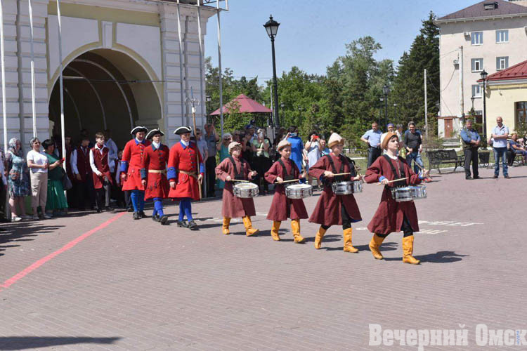 В Омске установили памятник Петру I