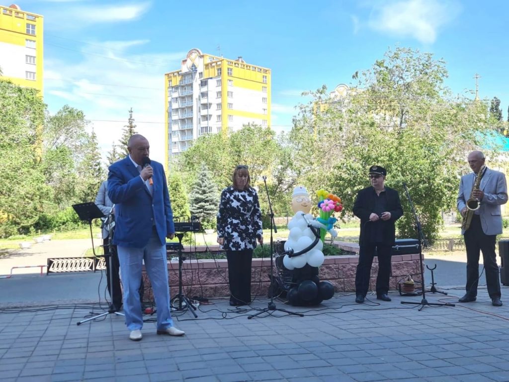 Омские единороссы поздравили медицинских работников с профессиональным праздником
