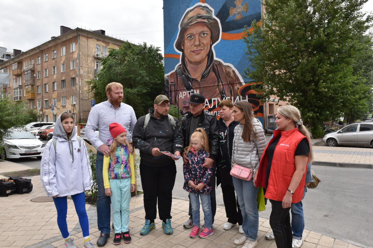 Чтобы помнили: в центре Омска завершили создание мурала в память о бойце Росгвардии, погибшем на Украине (ФОТО)