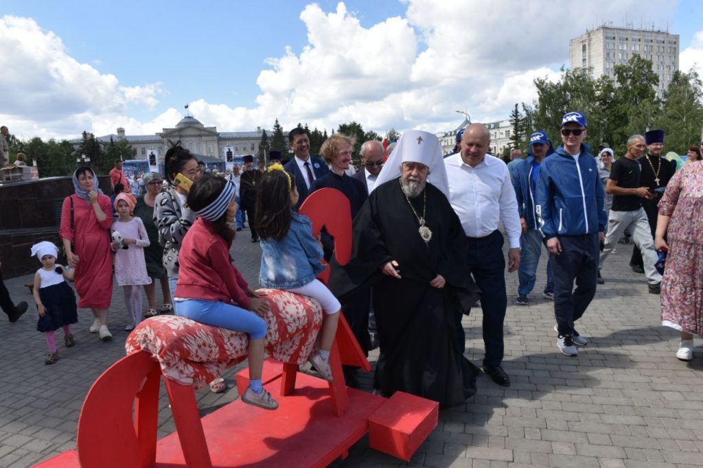 Якуты в национальной одежде и ретромашины ГАИ: показываем, как в Омске праздновали День России