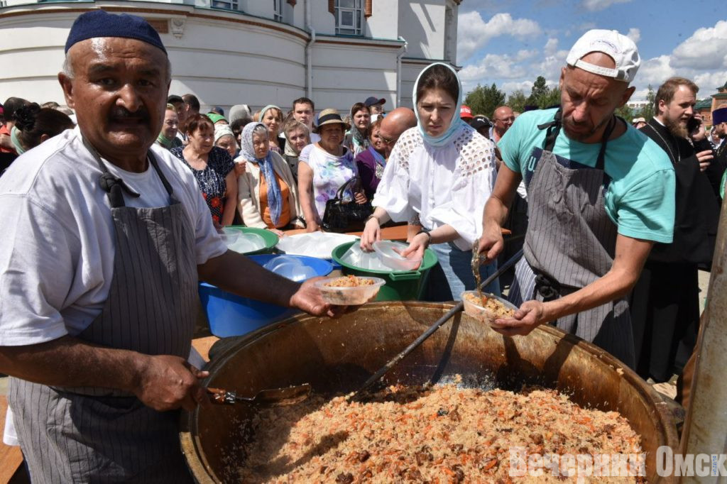 Якуты в национальной одежде и ретромашины ГАИ: показываем, как в Омске праздновали День России