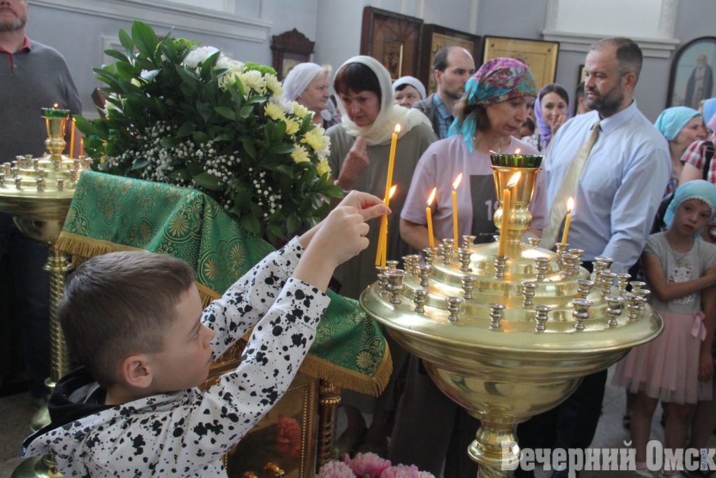 Якуты в национальной одежде и ретромашины ГАИ: показываем, как в Омске праздновали День России
