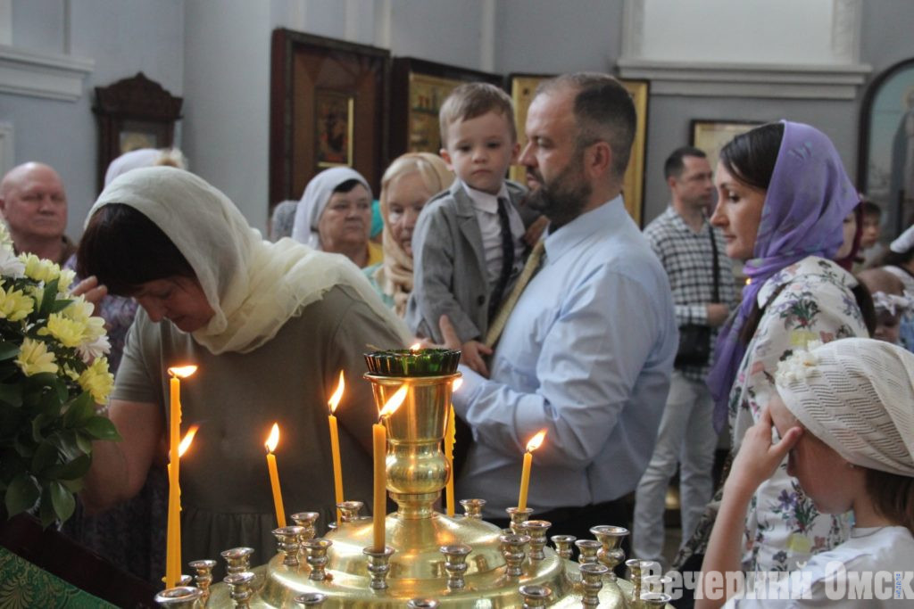 Якуты в национальной одежде и ретромашины ГАИ: показываем, как в Омске праздновали День России