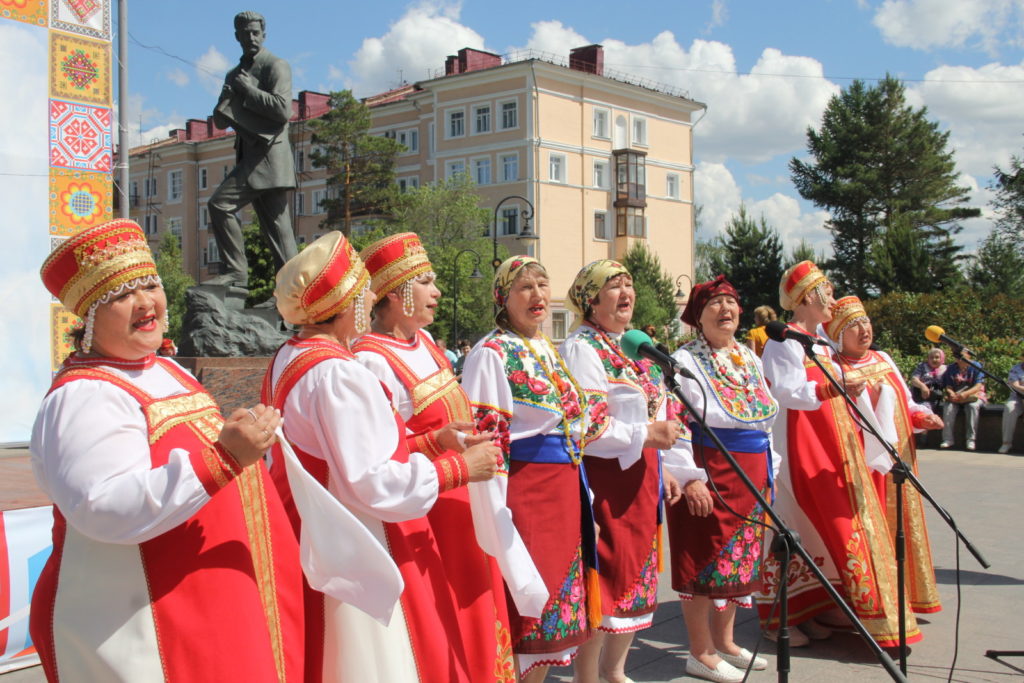 Якуты в национальной одежде и ретромашины ГАИ: показываем, как в Омске праздновали День России