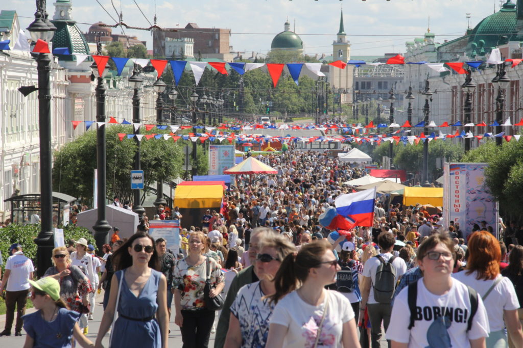Якуты в национальной одежде и ретромашины ГАИ: показываем, как в Омске праздновали День России