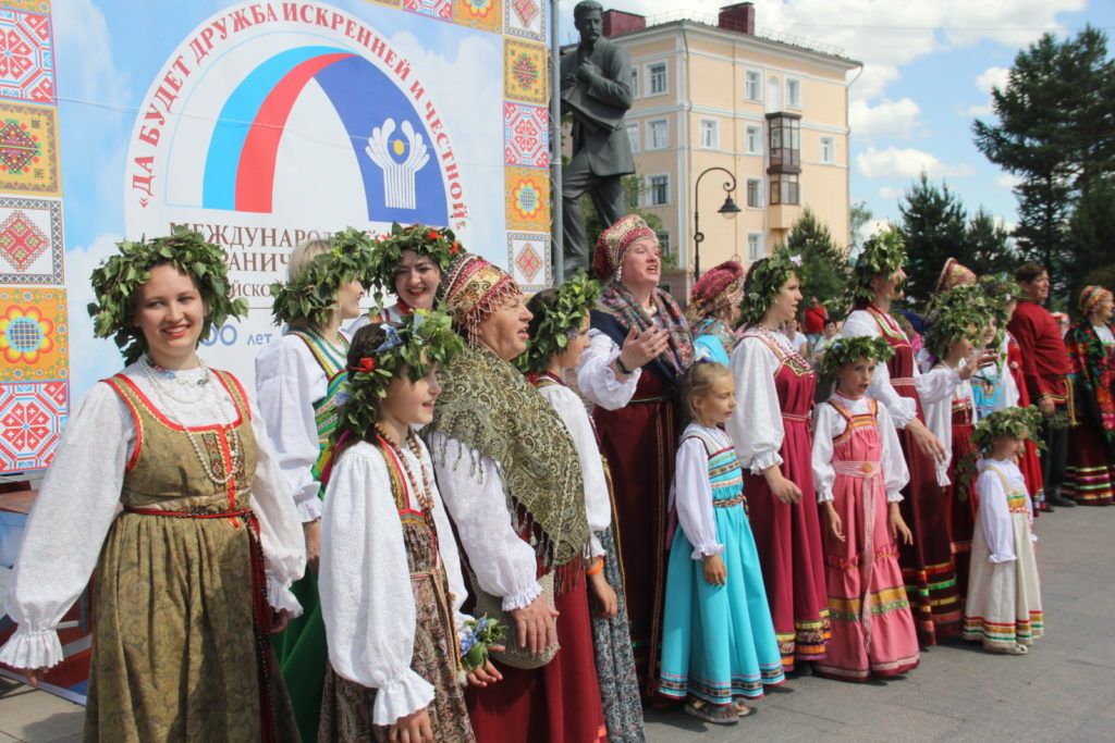 Якуты в национальной одежде и ретромашины ГАИ: показываем, как в Омске праздновали День России