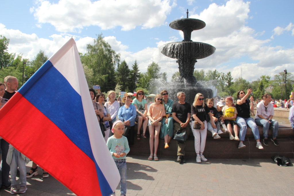 Якуты в национальной одежде и ретромашины ГАИ: показываем, как в Омске праздновали День России
