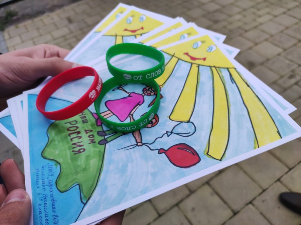 Получали подарки и сидели за рулем машины ДПС: как «Единая Россия» поздравила маленьких омичей с Днем защиты детей