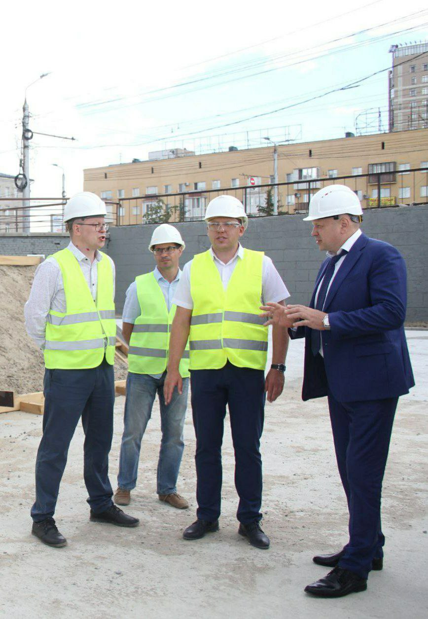 На новом скейт-парке в центре Омска начали монтаж фигур для выполнения трюков