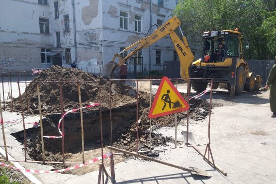 В омской «Тепловой компании» объяснили, почему образовалась яма в асфальте, в которую провалился мальчик Фото: Пресс-служба администрации города Омска