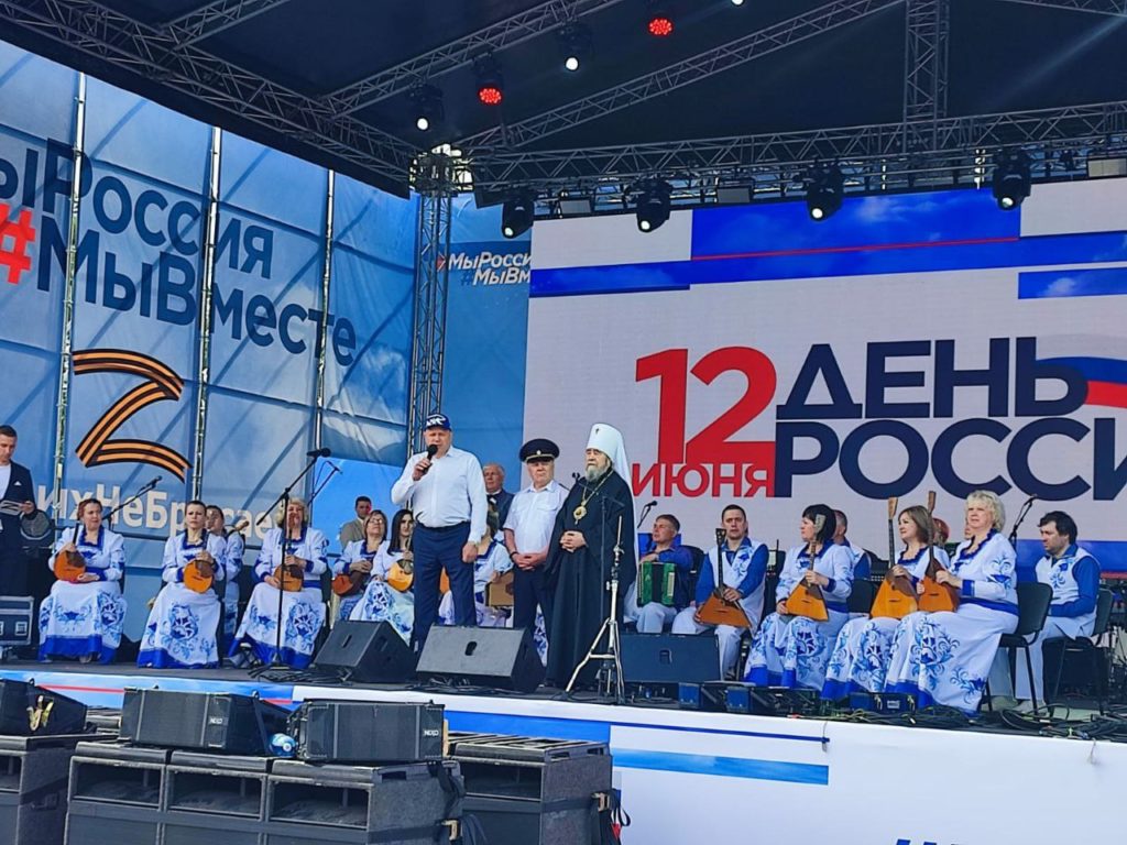 Якуты в национальной одежде и ретромашины ГАИ: показываем, как в Омске праздновали День России