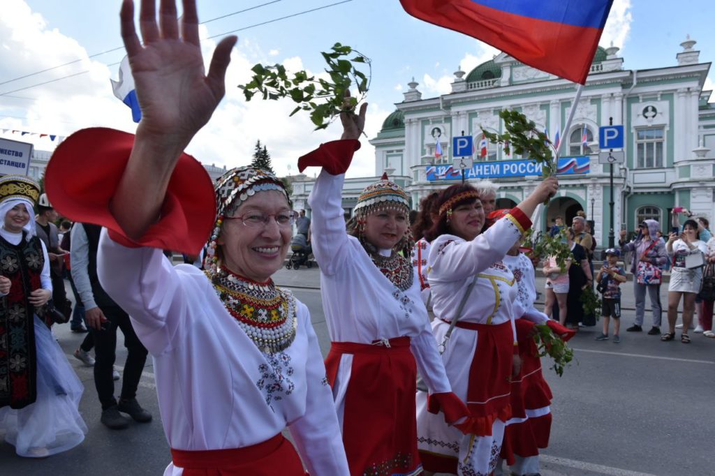 Якуты в национальной одежде и ретромашины ГАИ: показываем, как в Омске праздновали День России