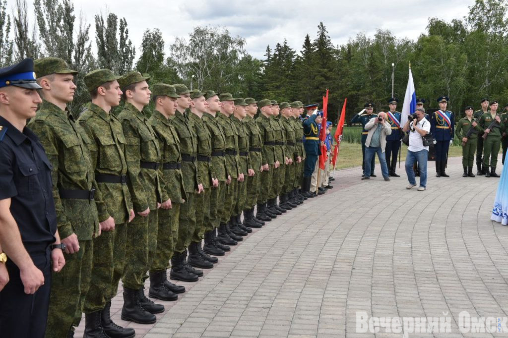 В Омске торжественно проводили призывников на службу в Президентский полк