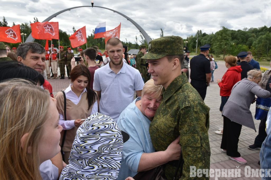 В Омске торжественно проводили призывников на службу в Президентский полк
