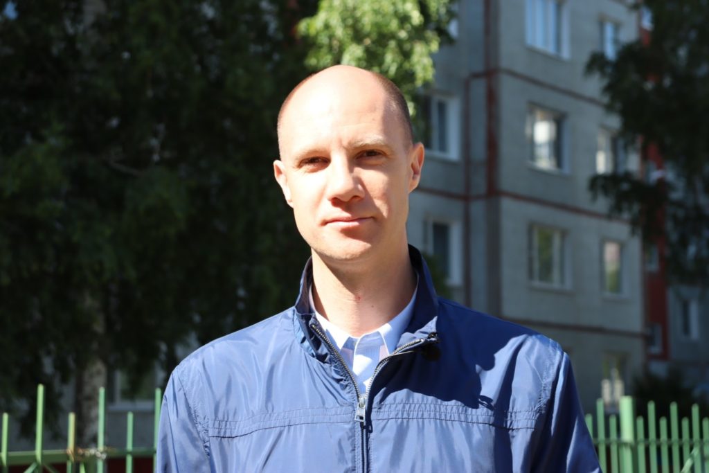 «Город начинается со двора»: единороссы подарили омичам 2000 цветов для благоустройства клумб