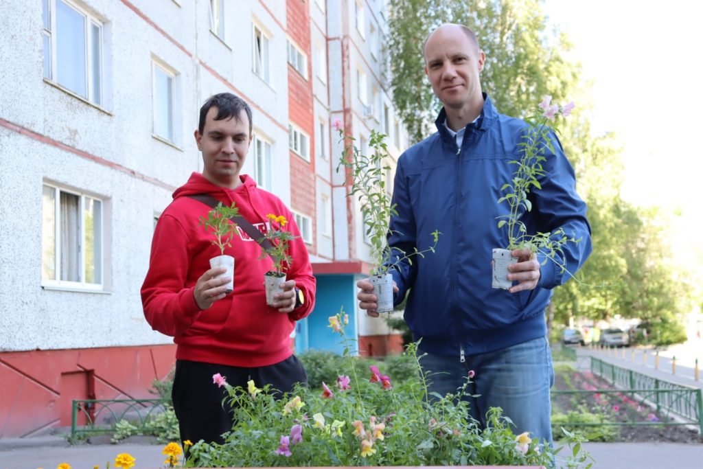 «Город начинается со двора»: единороссы подарили омичам 2000 цветов для благоустройства клумб