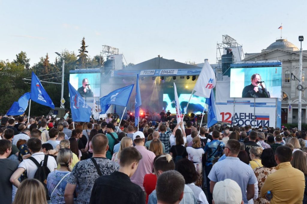 Якуты в национальной одежде и ретромашины ГАИ: показываем, как в Омске праздновали День России