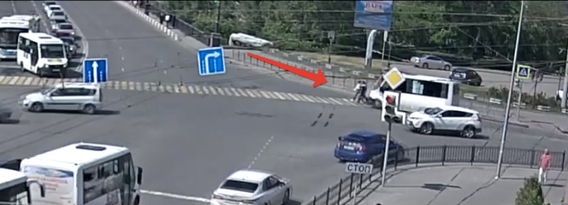 В работе перевозчика, чей водитель сбил в центре Омска трех подростков, нашли многочисленные нарушения Фото: скриншот видео омской полиции