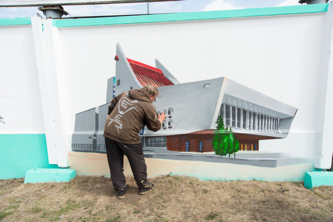 У пригородного железнодорожного вокзала рисуют граффити, посвященное 200-летию Омской области (ФОТО)