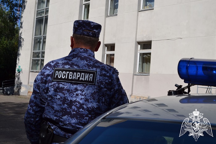 Омичка хотела порезать себя ножом и ножницами прямо на остановке Фото предоставили в Управлении Росгвардии по Омской области