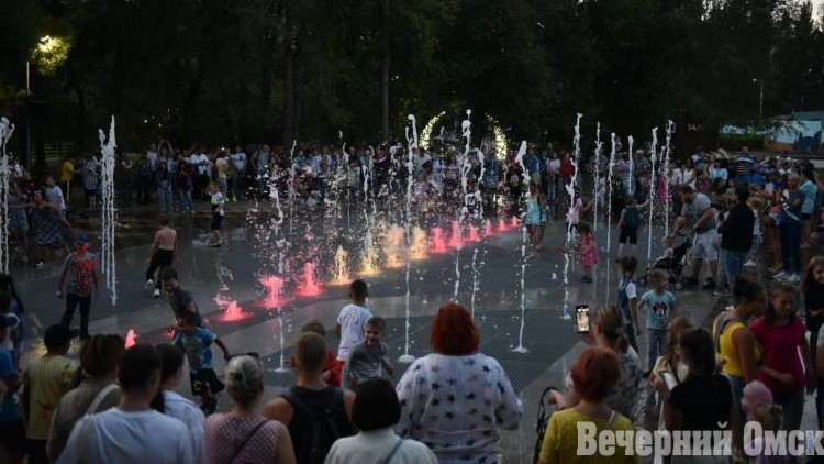 Рядом с музыкальным фонтаном в омском парке им. 30-летия ВЛКСМ строят два кафе Фото: Сергей Сапоцкий