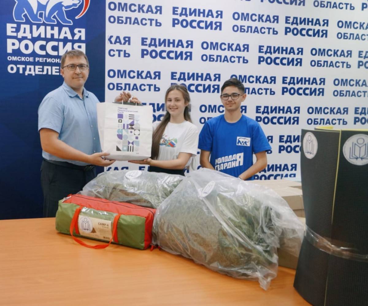 Омский педуниверситет присоединился к акции «Единой России» по сбору гуманитарной помощи для школьников из Стаханова Фото: "Единая Россия"