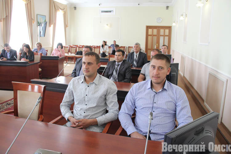 Мэр Омска Сергей Шелест вручил благодарственные письма участникам разбора завалов аварийного дома
