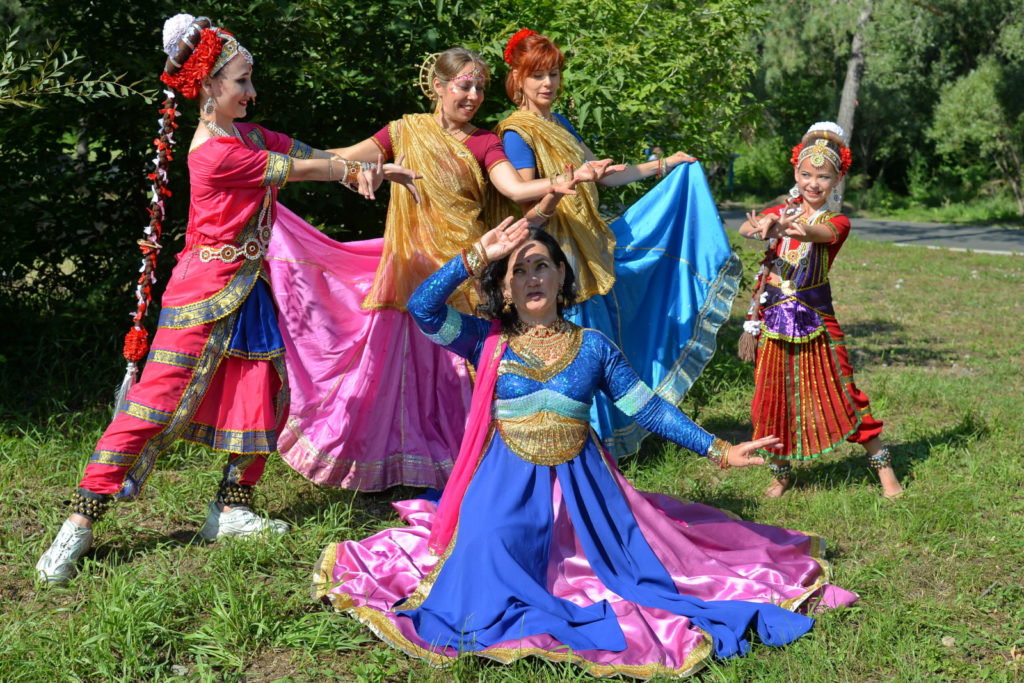 Михаил Боярский в образе раджи и много красоток в сари: 15 фото с фестиваля индийской культуры в Омске