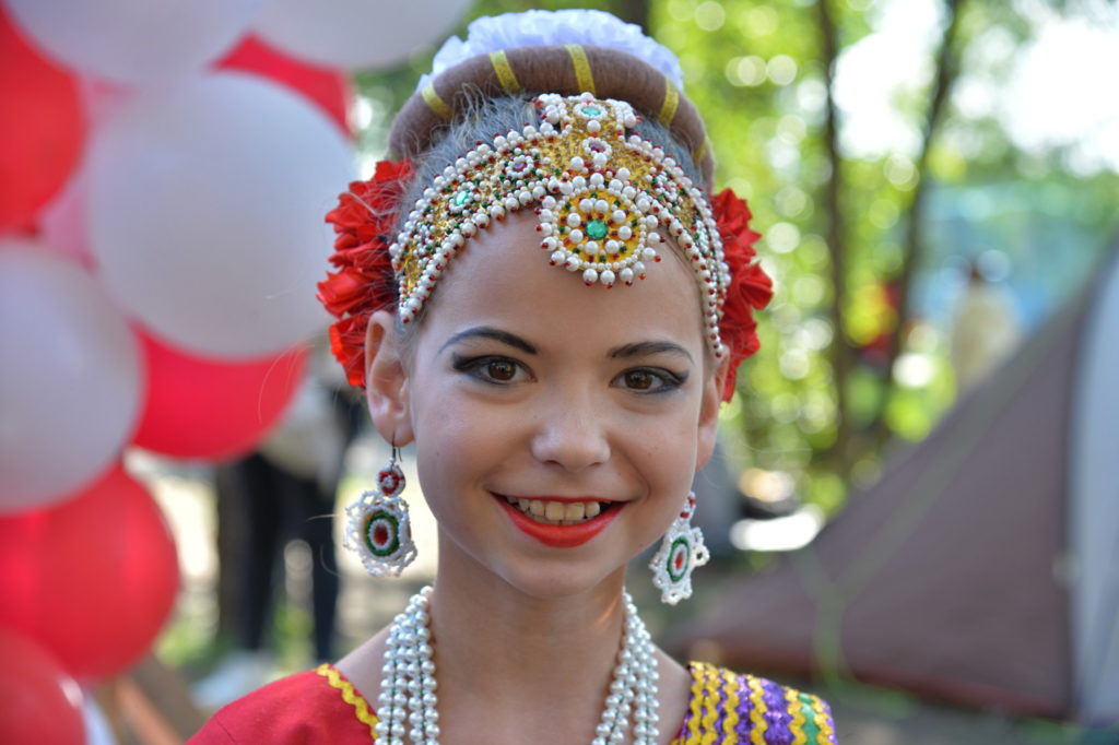 Михаил Боярский в образе раджи и много красоток в сари: 15 фото с фестиваля индийской культуры в Омске
