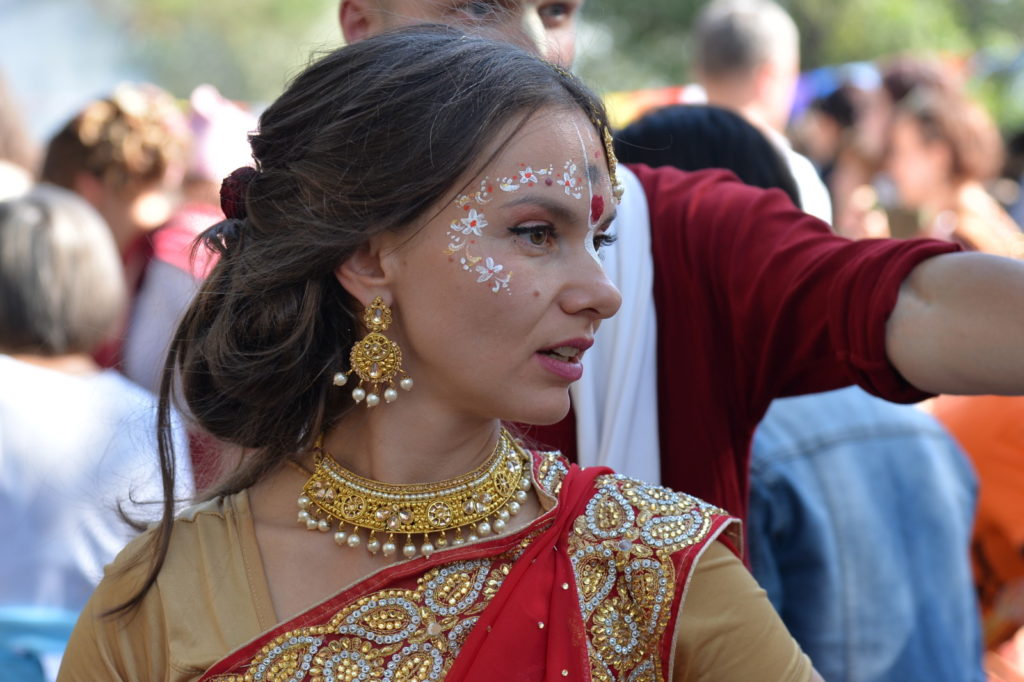 Михаил Боярский в образе раджи и много красоток в сари: 15 фото с фестиваля индийской культуры в Омске