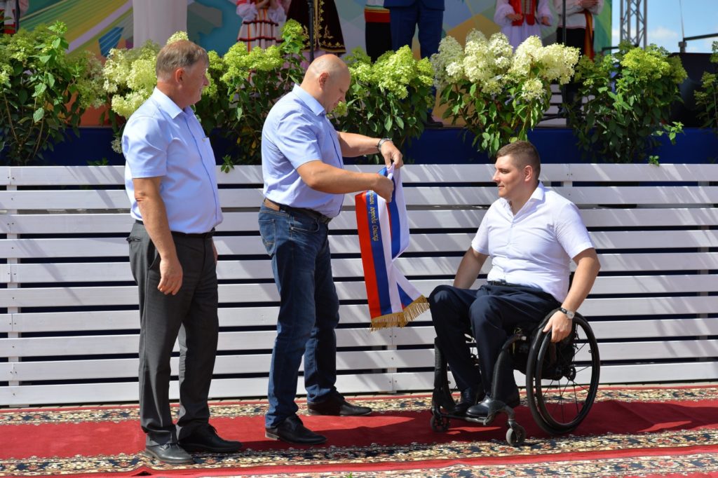 Рыцари в парке, силачи, тянущие 10-тонный грузовик, и "Дискотека Авария": как омичи праздновали День города-2022