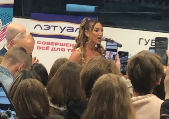 Ольга Бузова приехала в Омск. Поклонники прождали ее два часа в тесном магазине (ФОТО, ВИДЕО) Фото: vk.com/omskpub, Илья Вытнов
