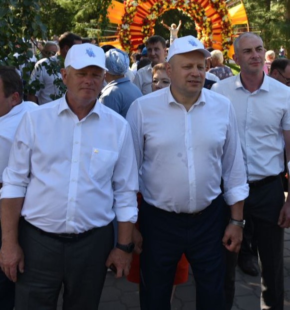 И целого сквера мало: в Омске открыли выставку «Флора»