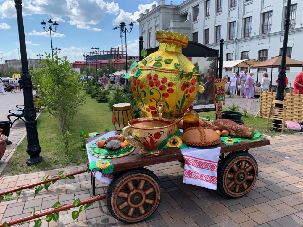 Рыцари в парке, силачи, тянущие 10-тонный грузовик, и "Дискотека Авария": как омичи праздновали День города-2022