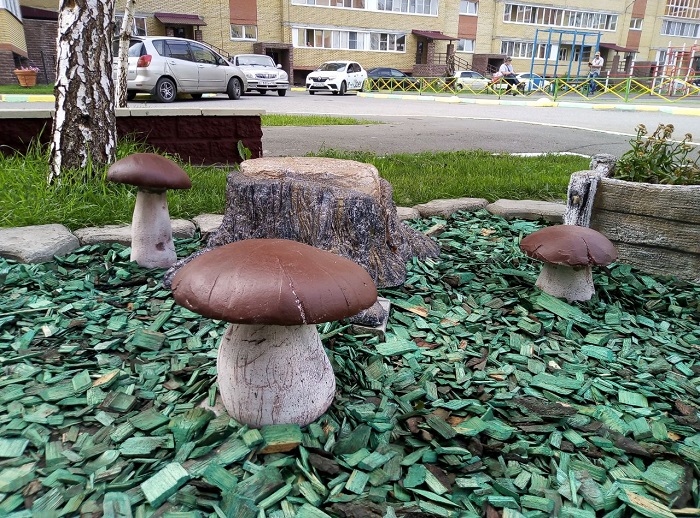 Пруд во дворе дома, божьи коровки из камня и кусочек Палермо: показываем, какие дворы борются за победу в конкурсе «Омские улицы»