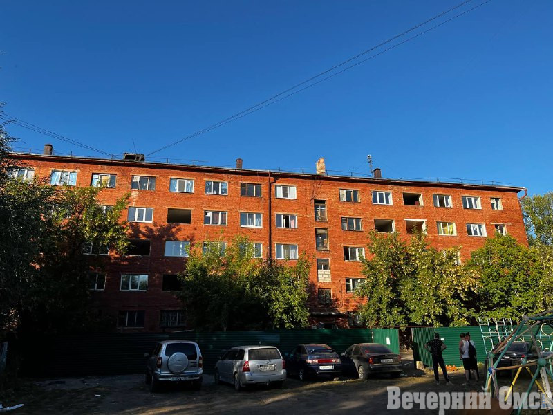 Омскую пятиэтажку, в которой рухнула стена, жильцы разбирают на стройматериалы (ФОТО)