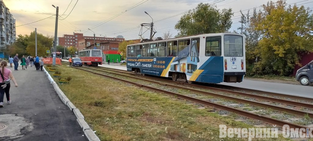 В центре Омска легковушка столкнулась с трамваем