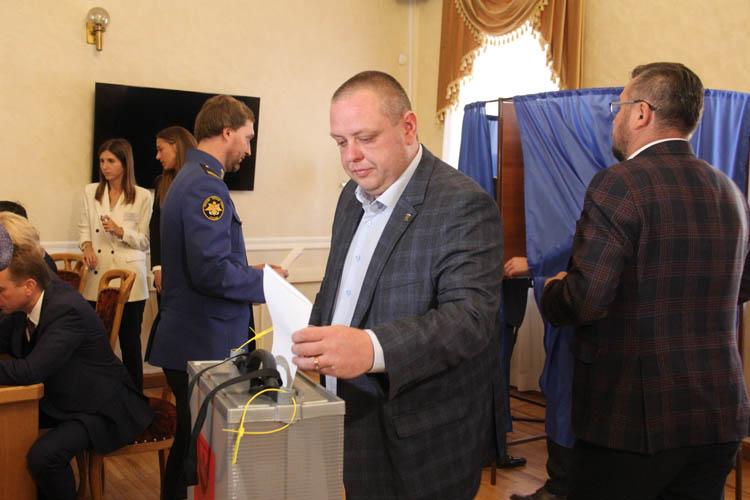Председателем Омского горсовета выбрали Владимира Корбута (ФОТО)