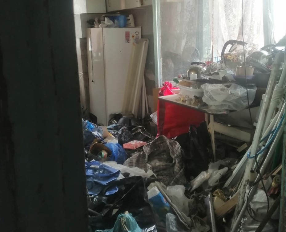 В Омске под суд попали слишком неряшливые жильцы дома по улице Труда Фото: Пресс-служба УФССП России по Омской области
