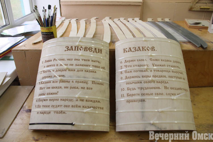 «Кому-то вера может помочь»: омич на уроках труда сделал с детьми иконы для мобилизованных (ФОТО)