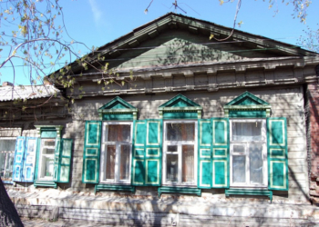 Почти античный храм из дерева в центре Омска. Что здесь было? Фото: vk.com/voopik.omsk