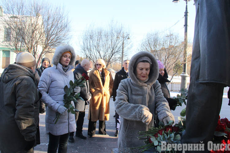 Меч короля и пропуск на встречу президентов. Что можно увидеть на омской выставке к 95-летию Михаила Ульянова