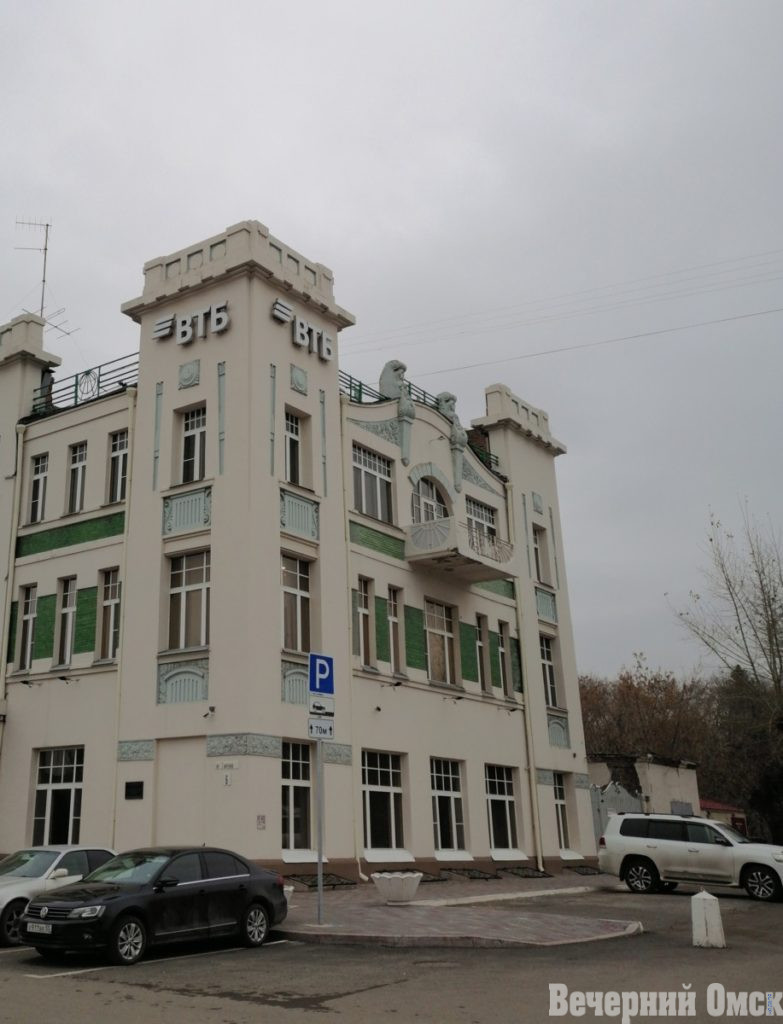 Столетнее здание у Соборной площади. Что здесь было?