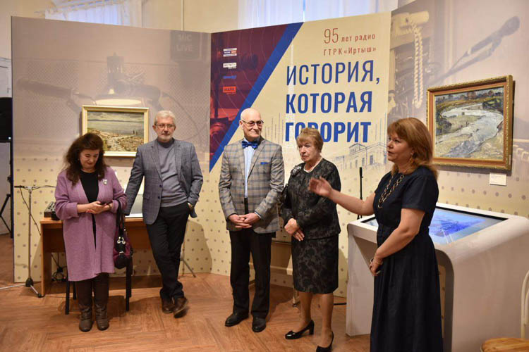 Попробовать себя в роли диктора и увидеть эволюцию радиоприёмников: в Музее Врубеля открылась выставка, посвящённая 95-летию Омского радио (ФОТО)