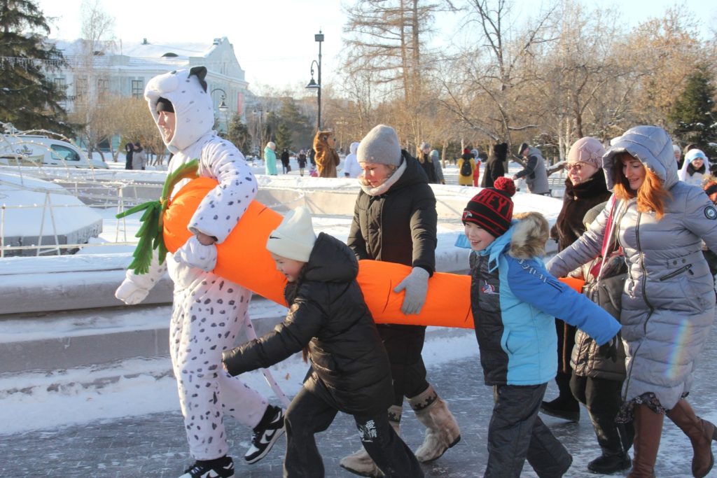 Огромный хоровод и много зайцев: в центре Омска прошли «ЗабавУШКИ»