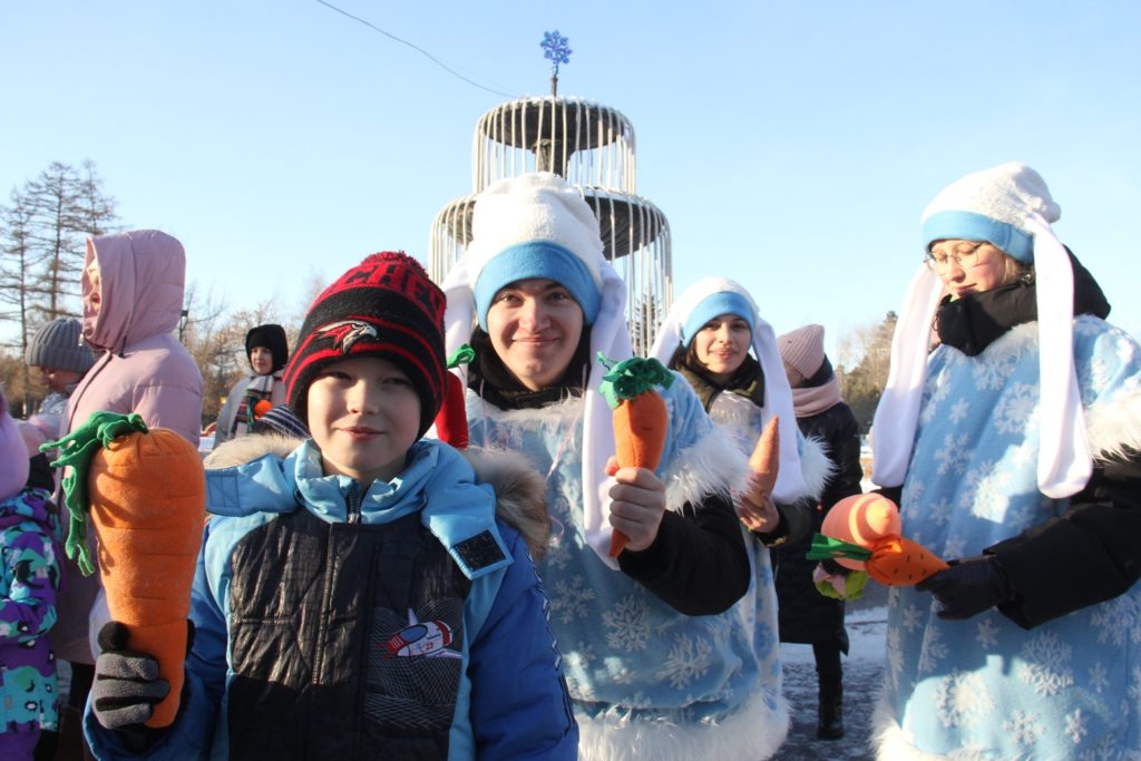 Огромный хоровод и много зайцев: в центре Омска прошли «ЗабавУШКИ»
