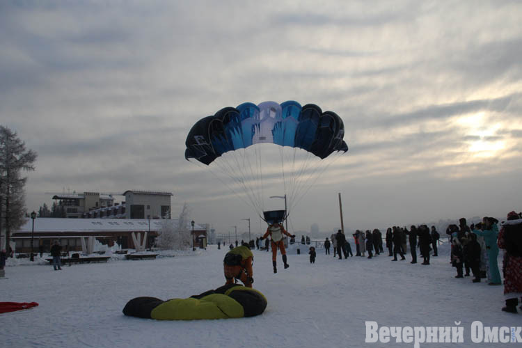 В Омске с неба спустились Дед Мороз, Снегурочка и Корова (ФОТО)