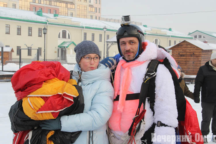 В Омске с неба спустились Дед Мороз, Снегурочка и Корова (ФОТО)