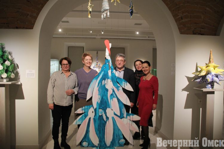 Маринованная елка и зайцы, облитые зеленкой: какие идеи необычных елок предложили омичам «ПодЕЛЬники»