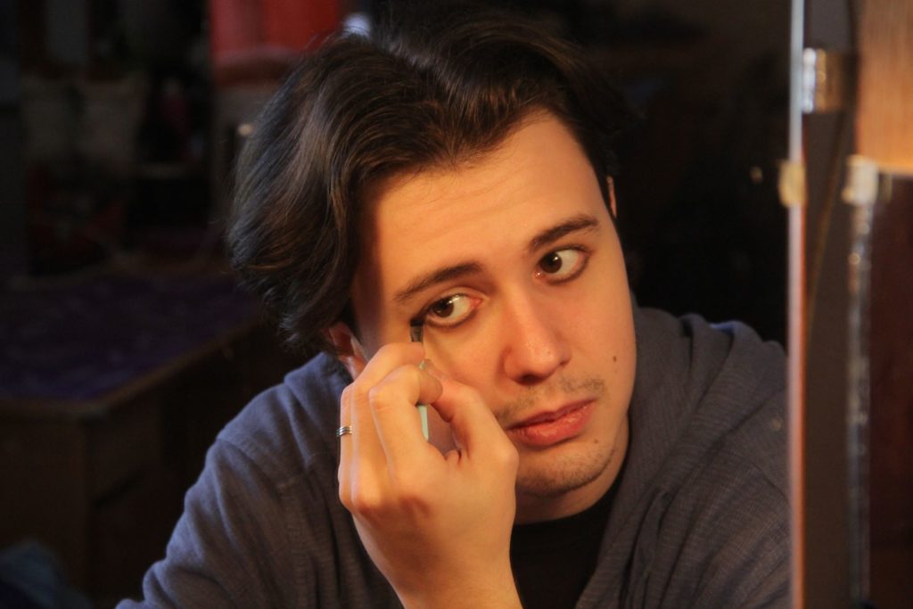«Я не был мальчиком в лосинах, но в школе меня все равно хейтили». Как мы провели день с солистом омского балета